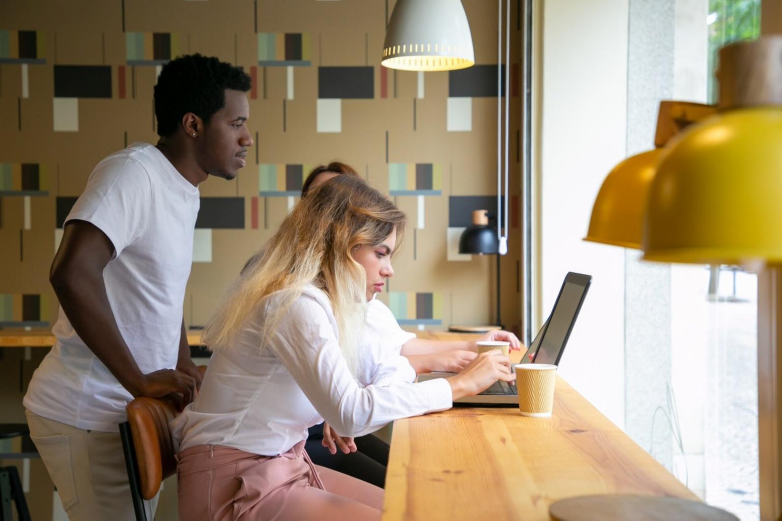 Session de formation en gestion budgétaire avec documents et calculatrice