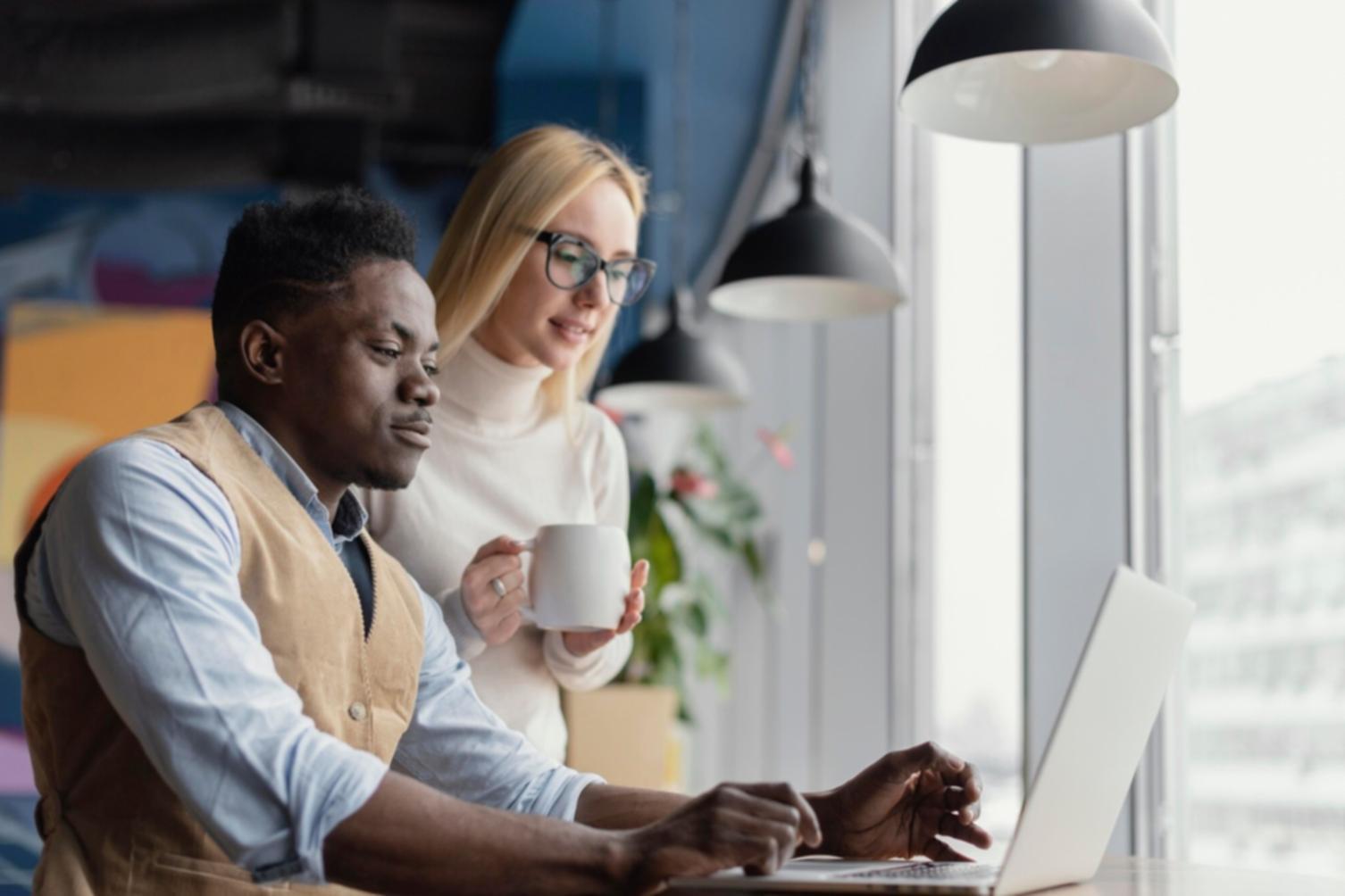 Espace de travail avec ordinateur et documents financiers organisés